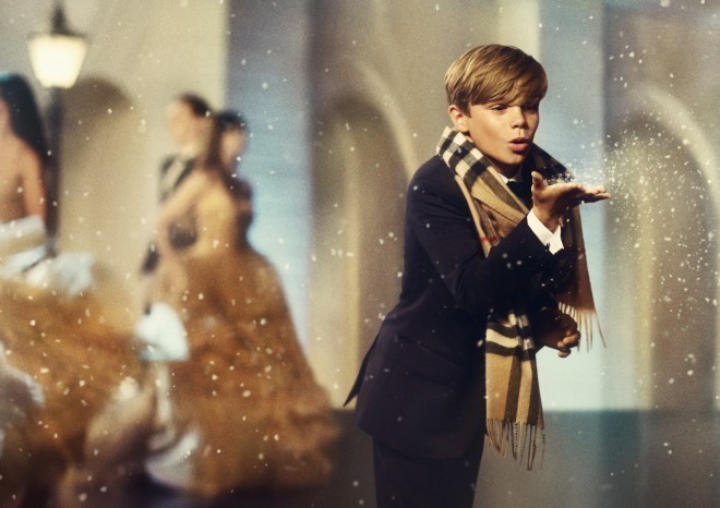 Romeo Beckham en la campaña publicitaria "From London with Love" de Burberry.