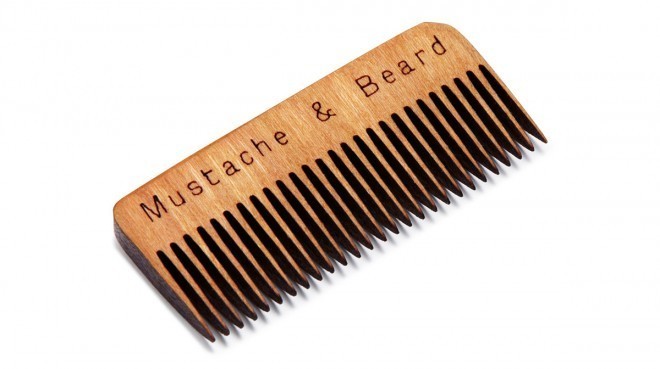 Wooden Whisker Comb - lesen glavniček za brke in brado.