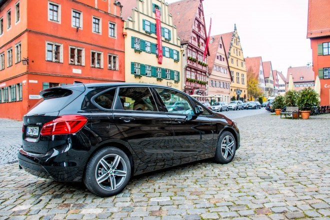 BMW ofrece una larga lista de equipamiento adicional, pero por otro lado, ya da mucho en el equipamiento básico. El precio del vehículo de prueba fue: 35.423 euros