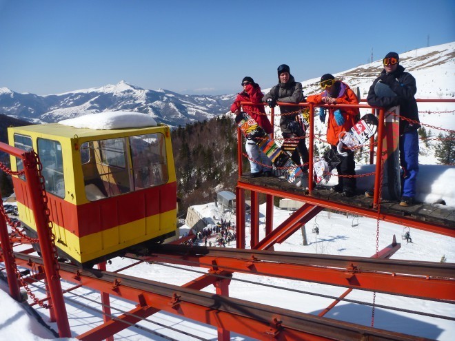 Snowboarders eslovenos participando en el proyecto cinematográfico Untouched project, y el centro de esquí Brezovica al fondo.