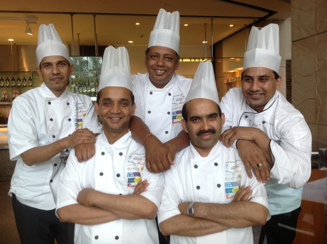 Kuharski mojster Partha Mittra (v sredini zgoraj) med promocijo karija v Indiji