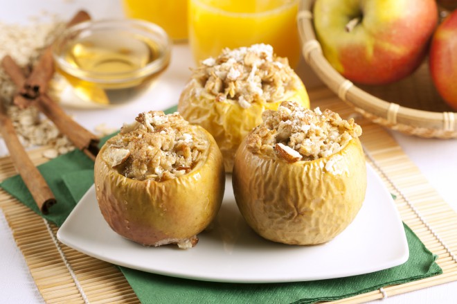 Baked apples with walnuts and raisins.