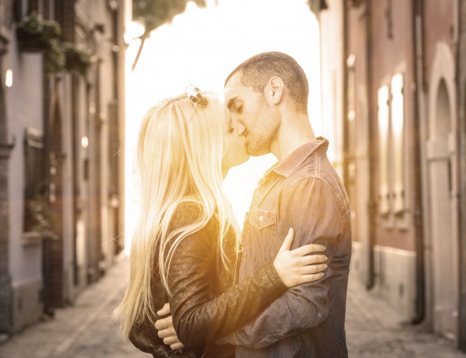 Parovi dijele slične oralne bakterije kada se ljube.