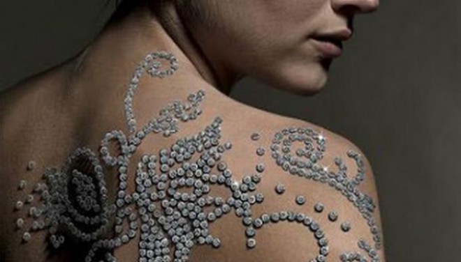 De tatoeage gemaakt van 612 diamanten wordt geschat op 740 duizend euro.