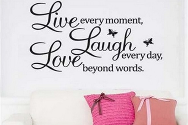 Live, Laugh, Love 벽 스티커는 12월 상자의 5가지 깜짝 선물 중 하나입니다.