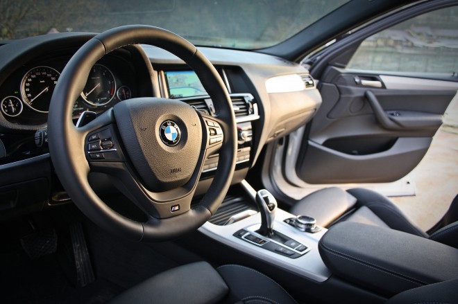 The interior is most similar to that of the X3 model, but the seat is 20 millimeters lower in comparison. The eight-speed automatic transmission is standard, as are the performance control systems and adaptive driving dynamics.