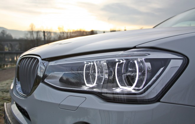The front full LED lights perfectly illuminate the road regardless of the conditions and (unlike certain other equipment from the list of additional payments) are worth an additional payment of 2,700 euros.