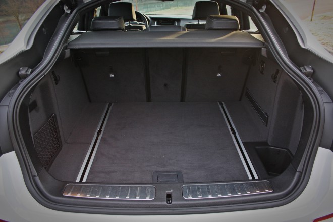 The trunk basically accepts 500 liters of luggage, and by collapsing the seat bench in a ratio of 40/20/40, the space can grow to 1,400 liters.