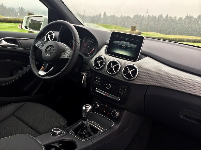 Even inside, the differences and updates are minor, a seven-inch screen, in better-equipped versions it becomes eight inches, there is also a bit more advanced technology and, for the first time, the AMG line equipment package.