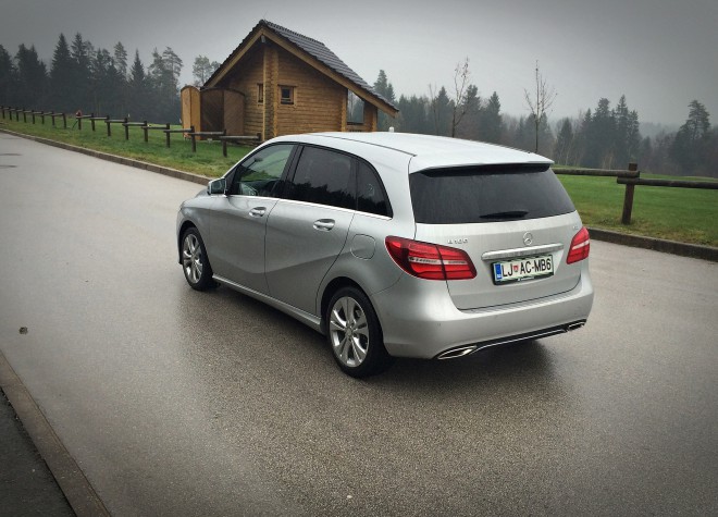 The rear lights have received more modern graphics, and the lower part is now more coherent and, with the help of an apparent double exhaust pipe (similar to the previous Lešnikova C), more coherent and dynamic.