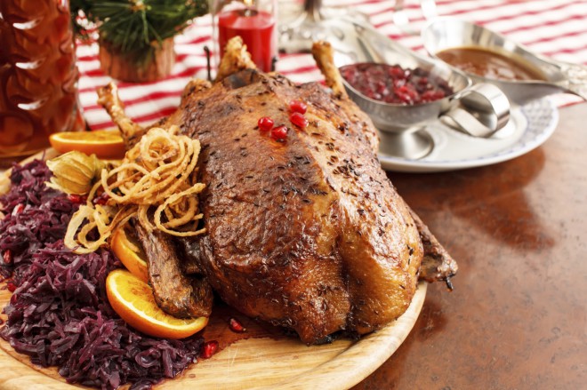 在丹麦，它闻起来像猪肉和烤鹅，配上配菜。