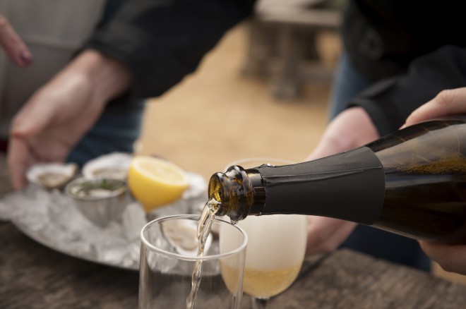 法国人在平安夜享用牡蛎和香槟。