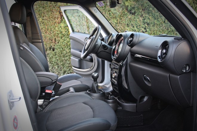 O interior é típico de um Mini, e sentar e entrar no veículo é mais alto e melhor. O mesmo se aplica à visibilidade, sendo que o sertanejo também atende às necessidades de famílias com crianças pequenas.