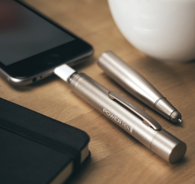 Power Pen, pisalo in polnilec v enem, prihaja v zlati in srebrni barvi.