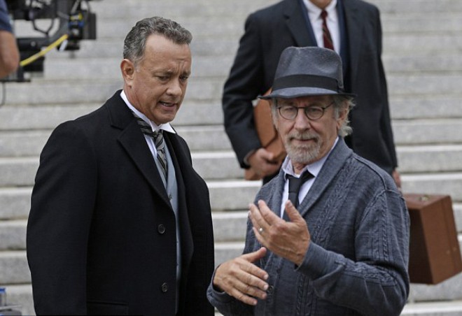 Še nenaslovljen vohunski triler je ponovno združil Toma Hanksa in Stevena Spielberga. 