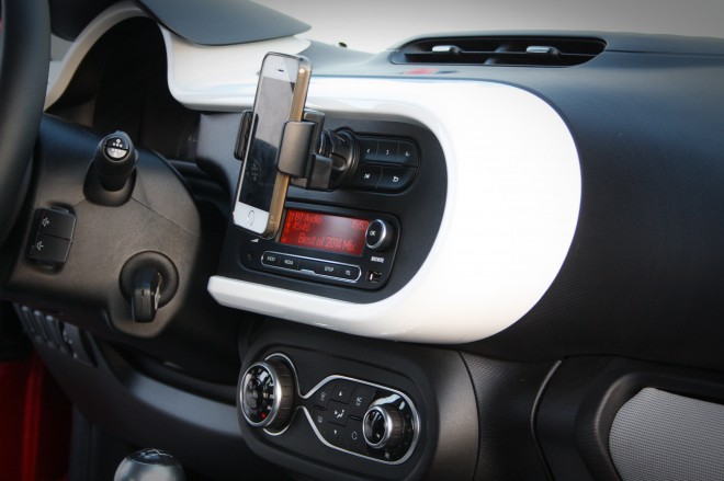 Všečna belo-črna barvna kombinacija dviguje imidž vozila, podkrepi pa ga še nosilec za pametne telefona ali prenosno navigacijo, ki je čeprav zakriva določene tipke, res uporaben.