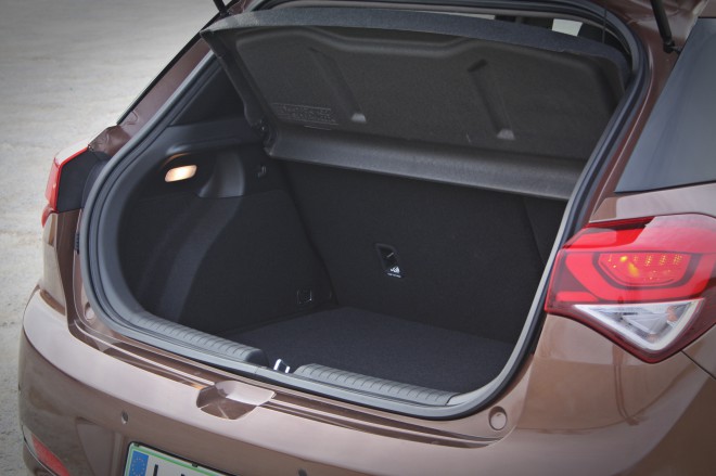 The 326- to 1,042-liter trunk almost exceeds the class limits, as not even a representative of the C-segment would defend it. But the opening is quite narrow and high. 