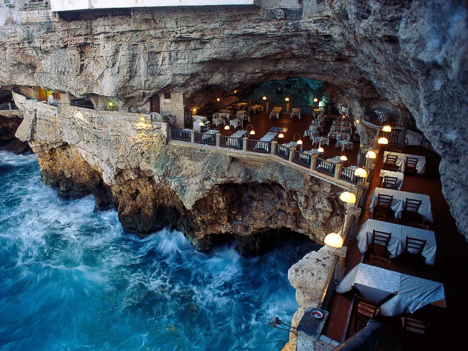 Grotta Palazzese, restavracija znotraj jame. 