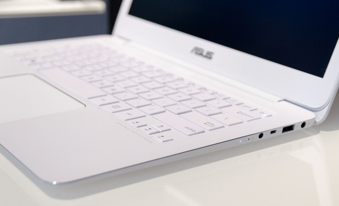 Asus ZenBook UX305 má klávesnicu plnej veľkosti.