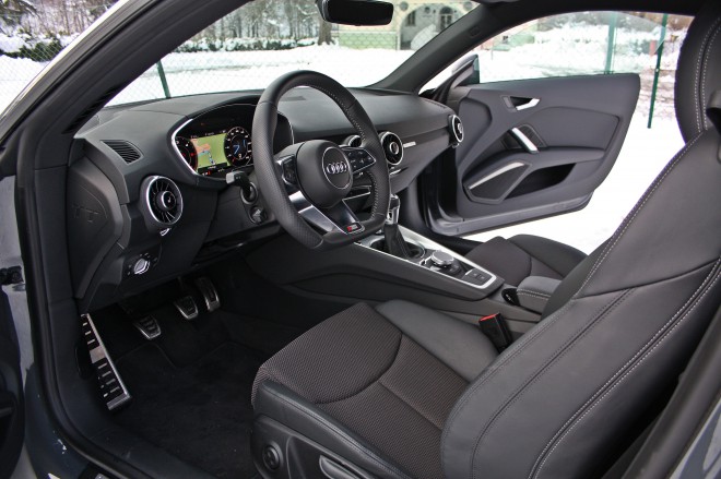 Das Interieur ist typisch Audi, aber der moderne minimalistische Stil, gemischt mit exzellenter Ergonomie und Materialien, überrascht. Auch das Sportlenkrad ist in der dritten Auflage sportlich geschnitten, und die Details wie die Jalousien in den Ausströmerknöpfen überraschen.