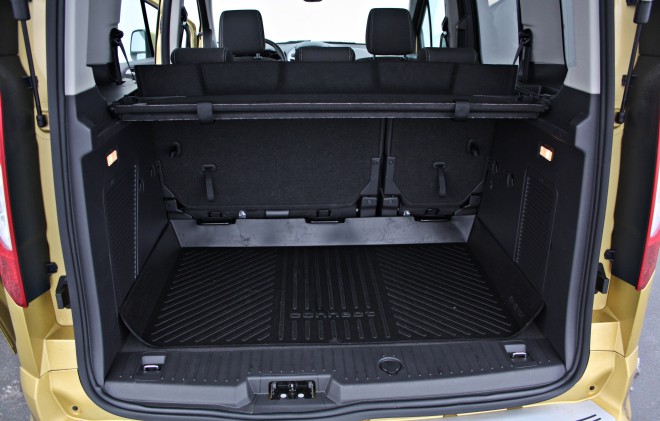 One of the nicest surprises is the trunk, which is generously spacious, equipped and also processed. The plastic double bottom is a very convenient thing. The only downside is the large and awkward tailgate, which requires a lot of space behind the vehicle.