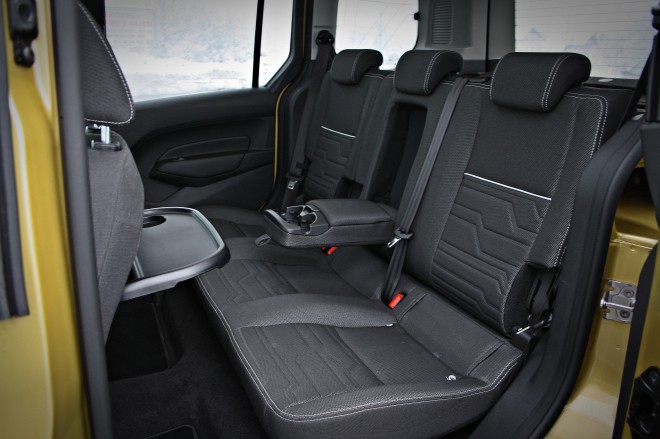 There is also a surprising amount of equipment in the second row, but the fact that it has a classic bench seat that can be divided into thirds, and the upholstery (or rather the shape) of the seats only indicates that it is three separate seats, is surprising.