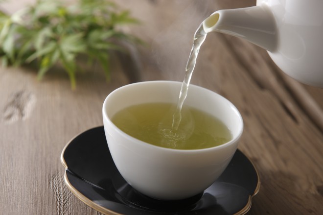 Privoščimo si malce sprostitve in si skuhajmo skodelico dišečega zelenega čaja, polnega antioksidantov, ki pozitivno vplivajo na videz naše polti.