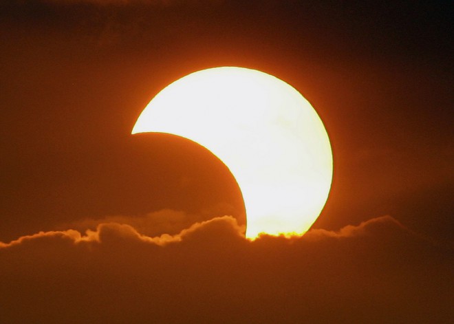 The maximum, which is 68 percent of the diameter of the Sun, will be covered by the Moon at 10:40.