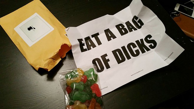 Gummy falliska godisar skickas från Dicks per post.