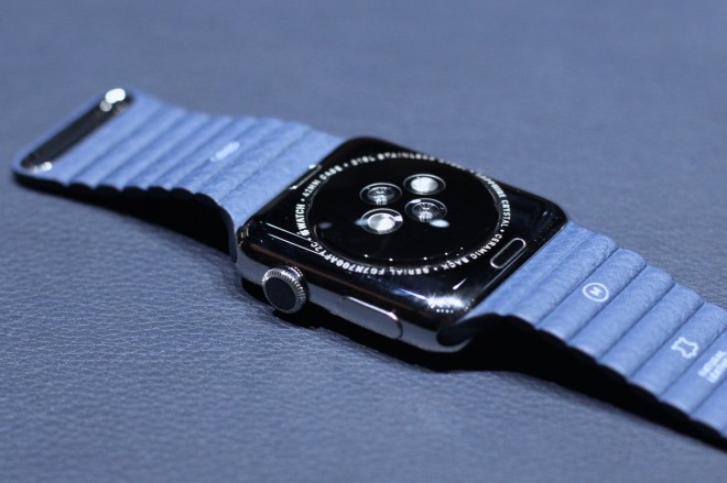 „Podvozok“ smart hodiniek Apple Watch so snímačmi srdcového tepu.