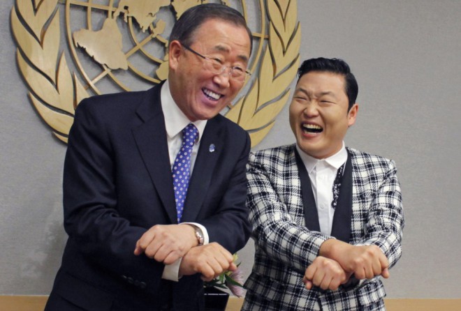 Ban Ki-moon lacht regelmäßig, diesmal in Begleitung von Psy.