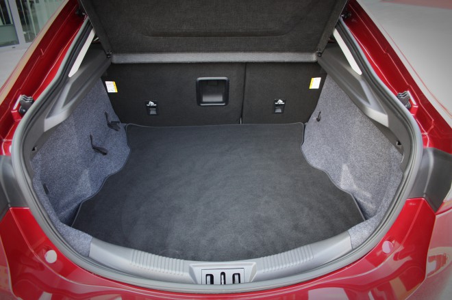 Pri otvorení piatich dverí verzie hatchback sa pred vami otvorí obrovský otvor a nakladanie je napriek schodu jednoduché. Menej výnimočné je už len výbava a spracovanie.