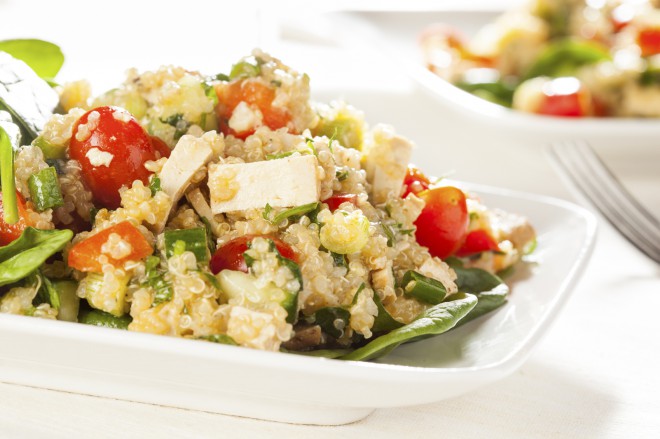 Kvinojina “rižota” s popečeno zelenjavo in trakovi piščančjih prsi (kockami tofuja)