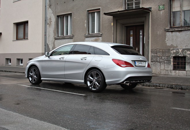 The sporty silhouette is best observed when driving, where the CLA looks like a cat stalking and hunting its prey. Sport equipment packages, of which there are quite a few, only increase the dynamism. 