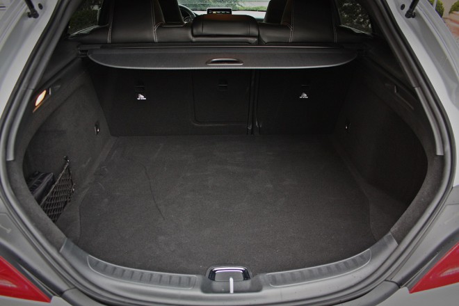 The luggage compartment even surpasses that of the CT class by five litres, and it also takes the lead in terms of usability, mainly due to the small opening and high boot step of the CLA shooting brake. 