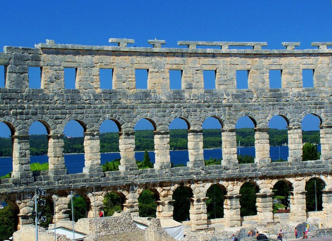 Pulas amfiteater lockar många turister, särskilt på grund av dess vackra arkitektur.