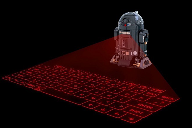 Virtuálnu klávesnicu premieta droid R2-Q5 zo Star Wars.