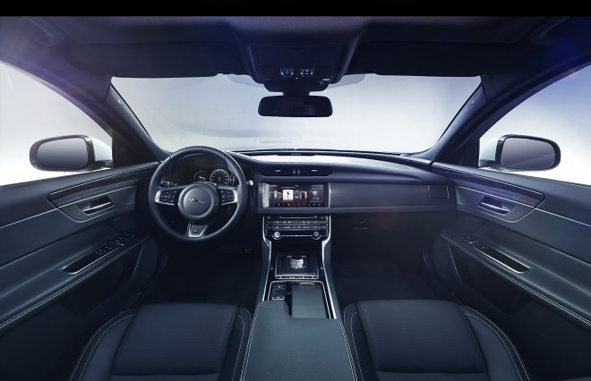 The interior is characterized by selected materials and quality workmanship, as well as a greater degree of sportiness compared to the original XF, which goes hand in hand with British elegance.