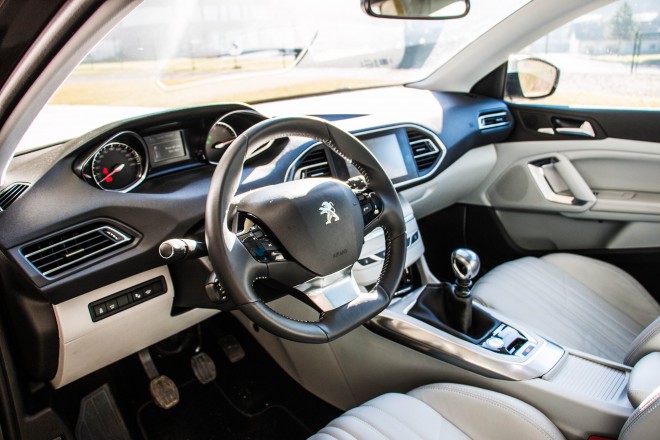 Interior minimalista, sem interruptores e grande tela sensível ao toque. Lá o motorista faz quase tudo! 