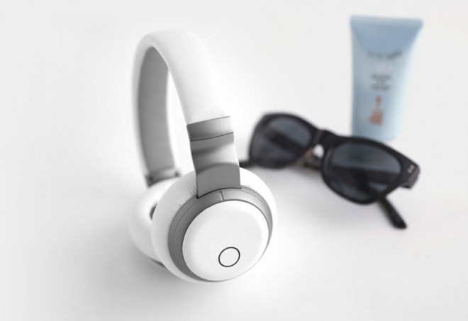 Aivvy smart headphones that don't need an internet connection to stream music.