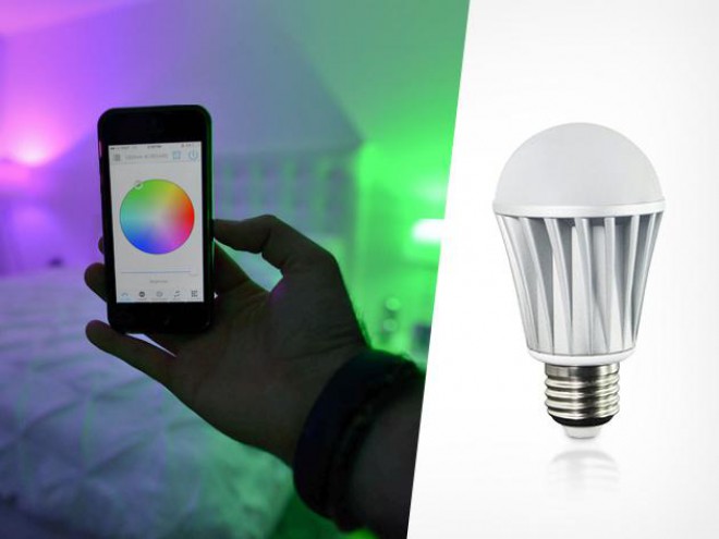 SMFX Smart Žiarovka zmení svetlo v miestnosti podľa našich predstáv.