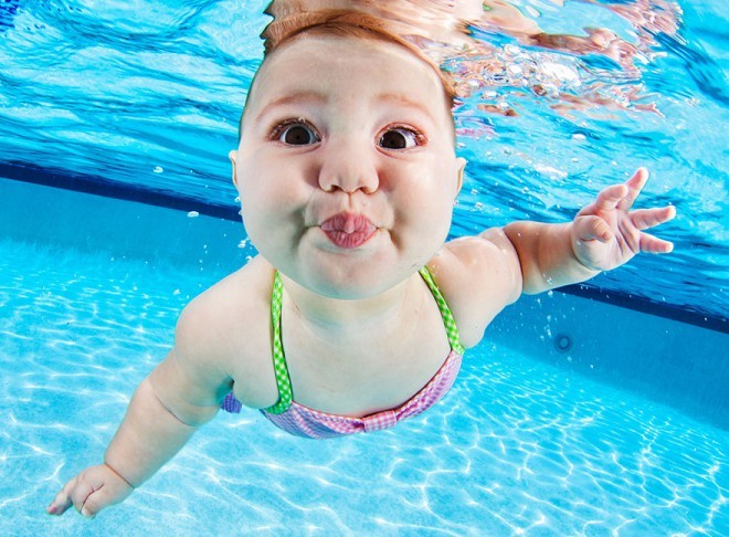 婴儿在水下和在陆地上一样可爱，甚至更可爱。