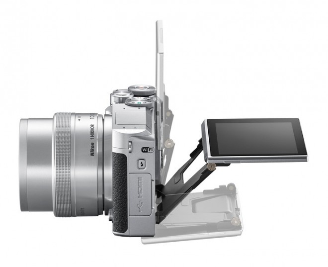 Brezzrcalni Nikon 1 J5 ima izjemno gibčni zaslon.