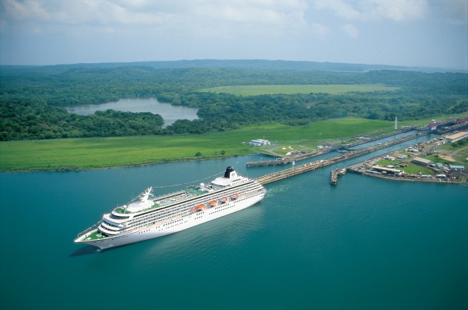 Um cruzeiro pelo Canal do Panamá é uma experiência muito especial graças à tecnologia que conecta as águas entre os dois oceanos.