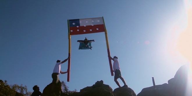 Wingsuit padalcu Sebastianu Alvarezu je uspel neverjeten podvig poleta skozi čilensko zastavo na vrhu vulkana.