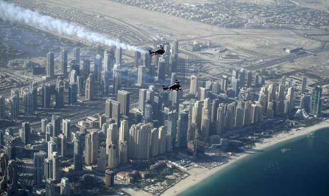 이것이 두바이 상공을 비행하는 제트팩의 모습입니다.