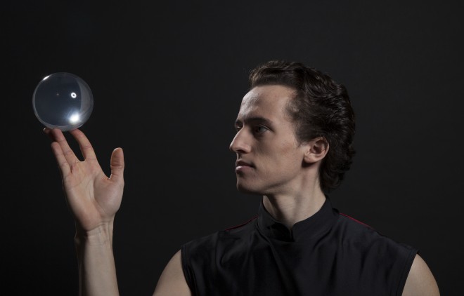 De beroemde Oostenrijkse jongleur Albert Tröbinger zal zijn goocheltrucs presenteren.