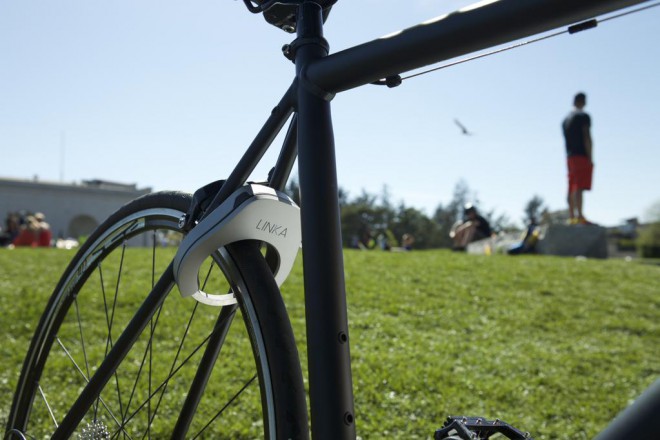 With the Linka smart lock, you will be able to leave the bike with peace of mind even without chaining it to something.
