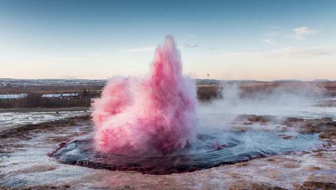 Erupcja różowego gejzeru