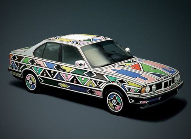 Tudi ženske umetnice je navdahnil BWM. Esther Mahlangu si je za platno izbrala BMW 525i letnik 1991.
